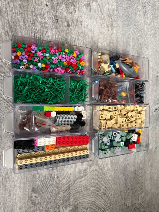 Organizer z szufladkami wypełniony oryginalnymi elementami LEGO