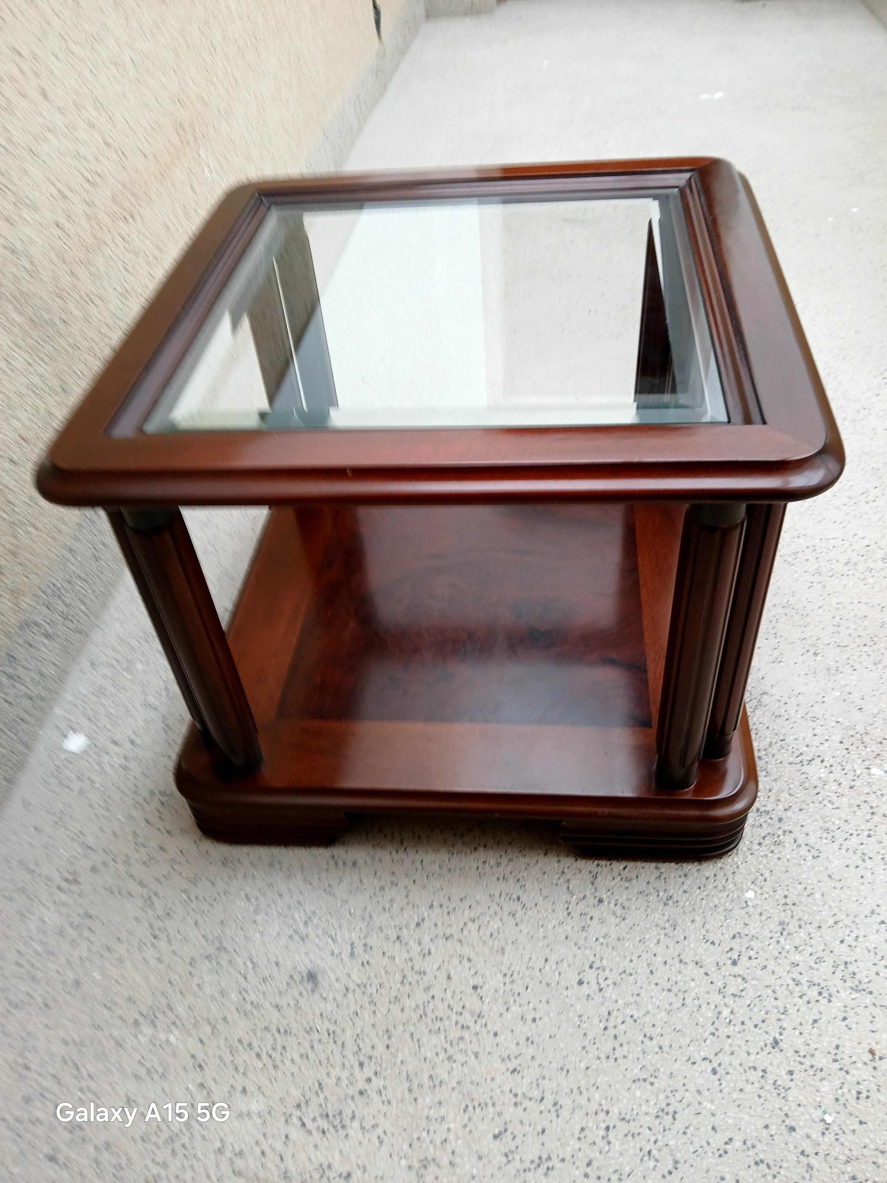 Mesa pequena castanho