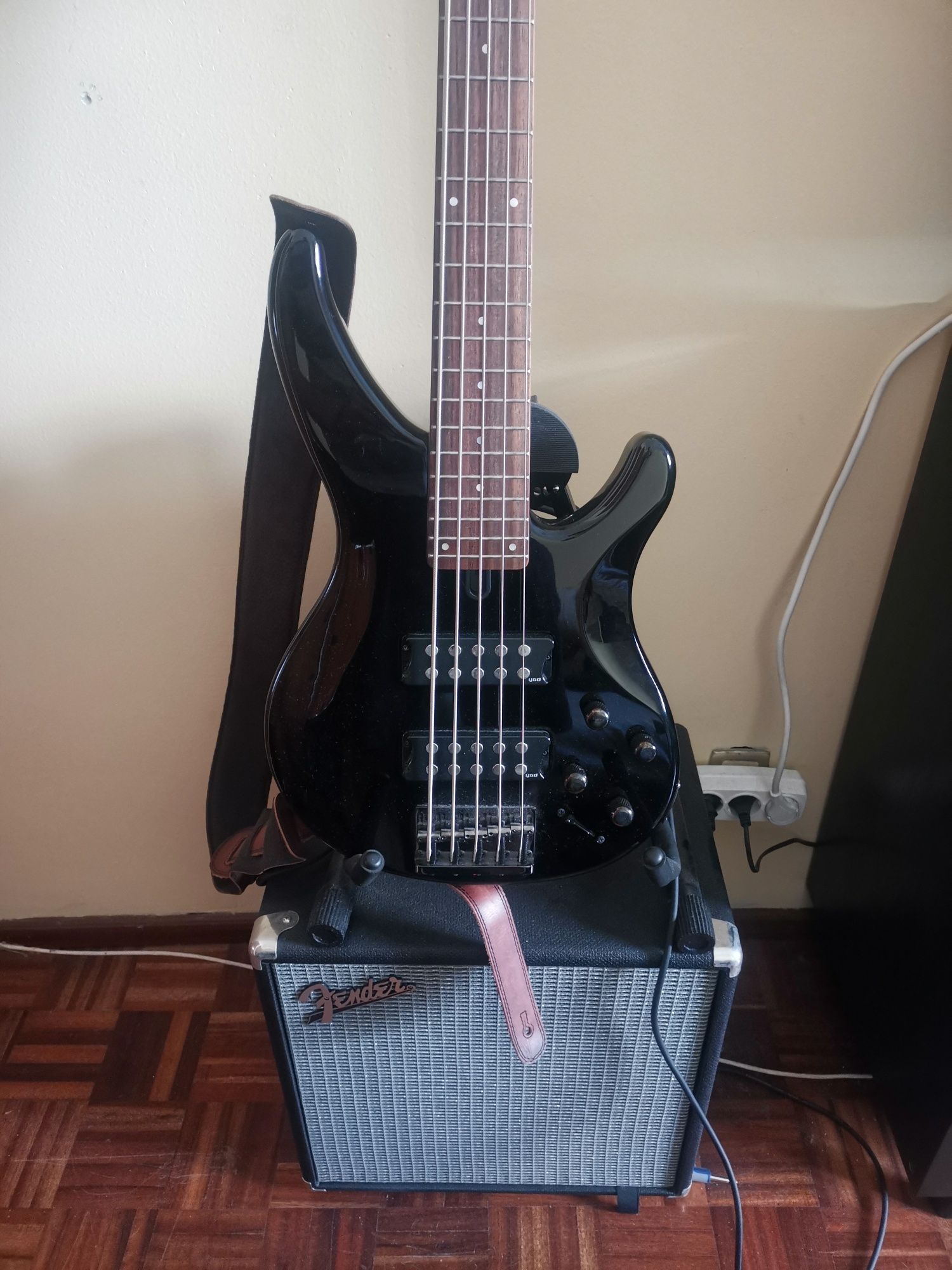 Guitarra baixo Yamaha TRBX 305 + Fender Rumble