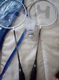 Raquete e bolas de badminton.