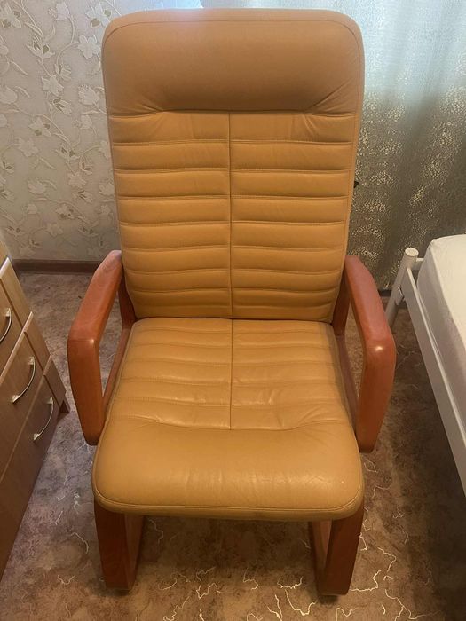 Продажа стола та двох кожаних крісел