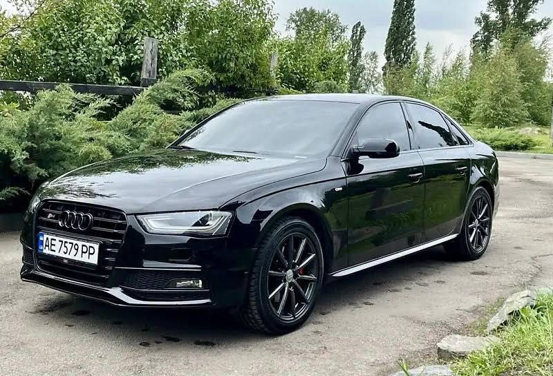 Машина Audi A4 Quattro