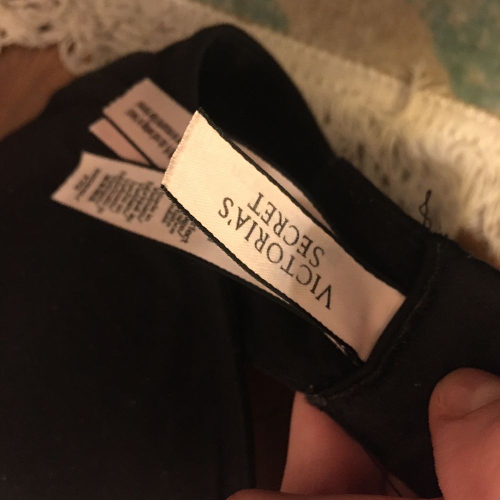 czarny stanik biustonosz victoria’s secret bez push up koronkowy 70 F