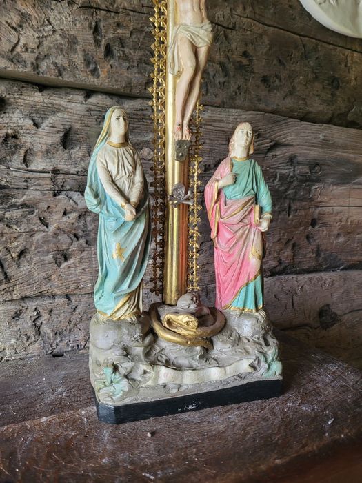 Piękny krzyż z figurami Maryja I Święty Jan pasyjka