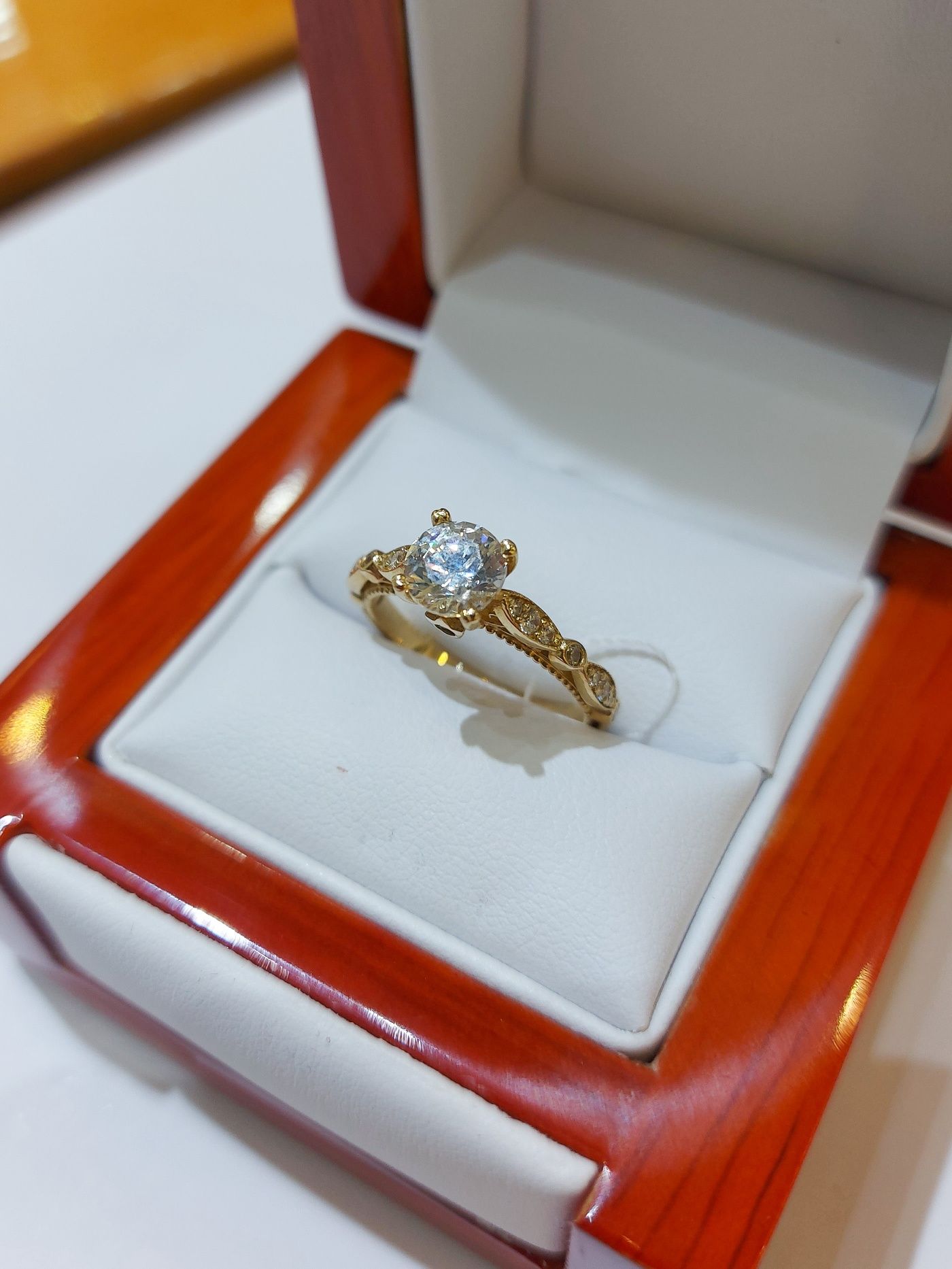 Złoty pierścionek z cyrkoniami, próba złota 585