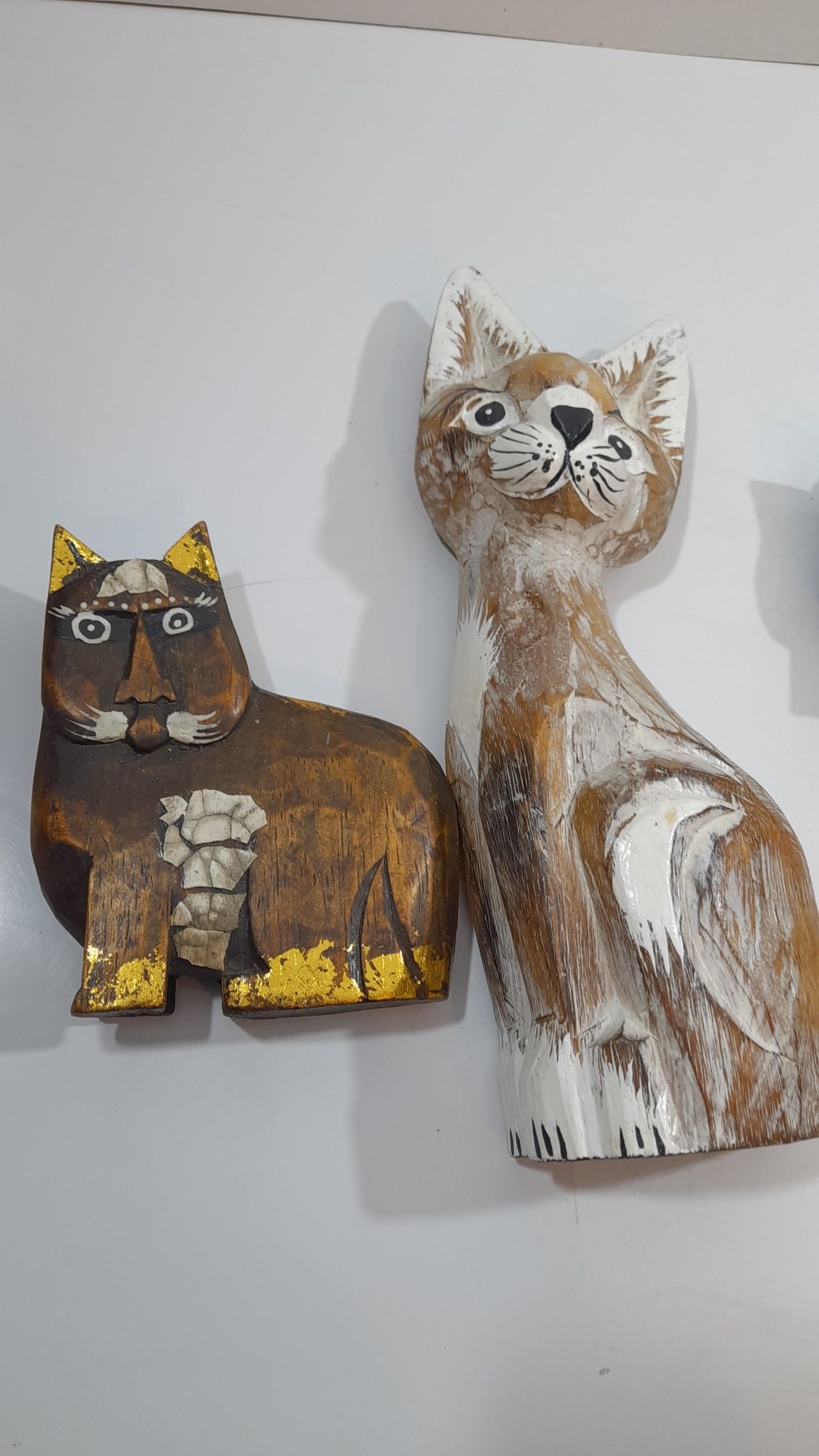 Figurki drewniane kotów.