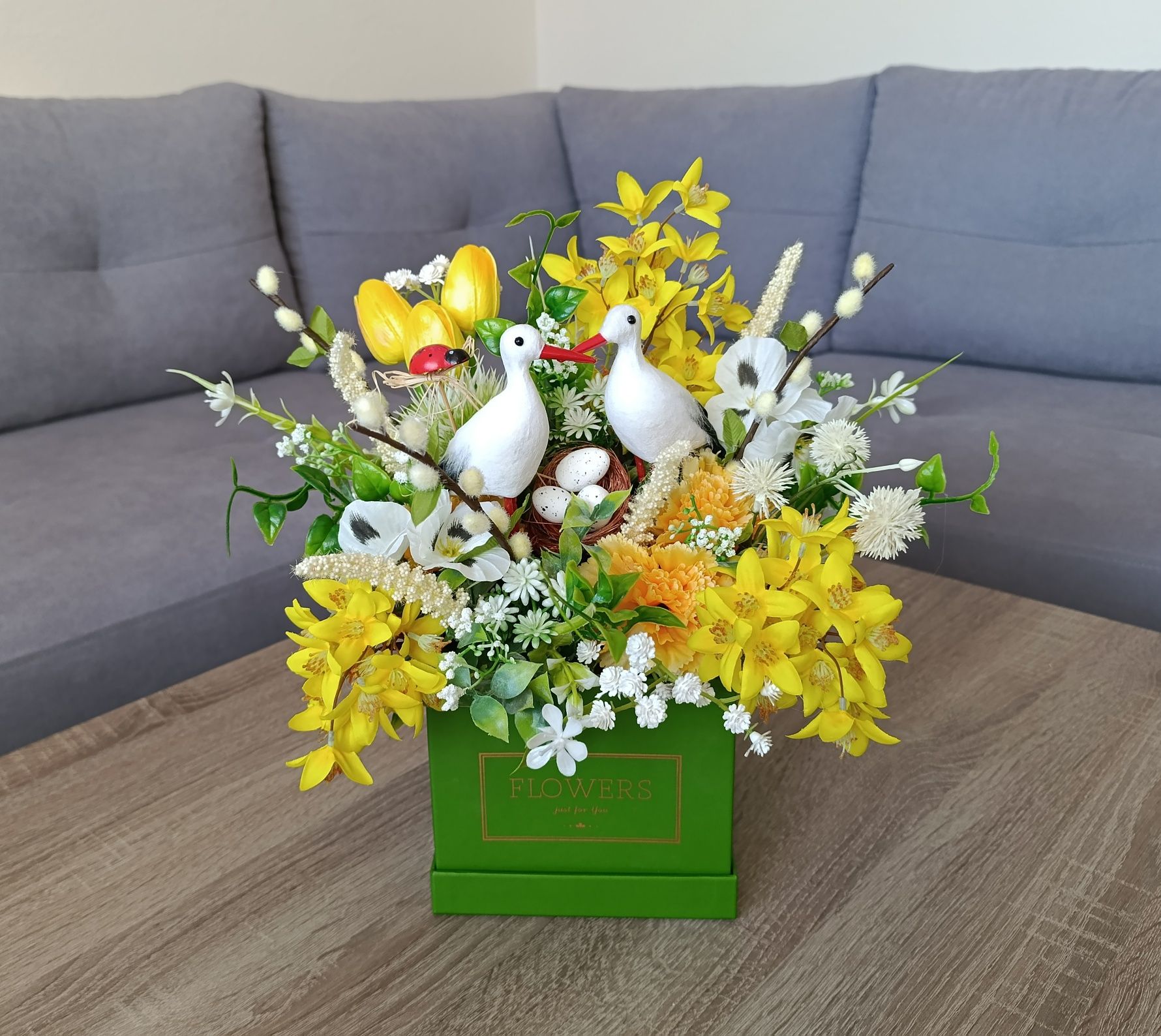 Dekoracja wnętrz. Kompozycja kwiatowa do domu. Flowerbox. Prezent