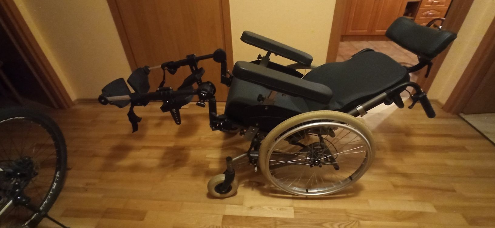 Wózek inwalidzki dla osoby leżącej składany