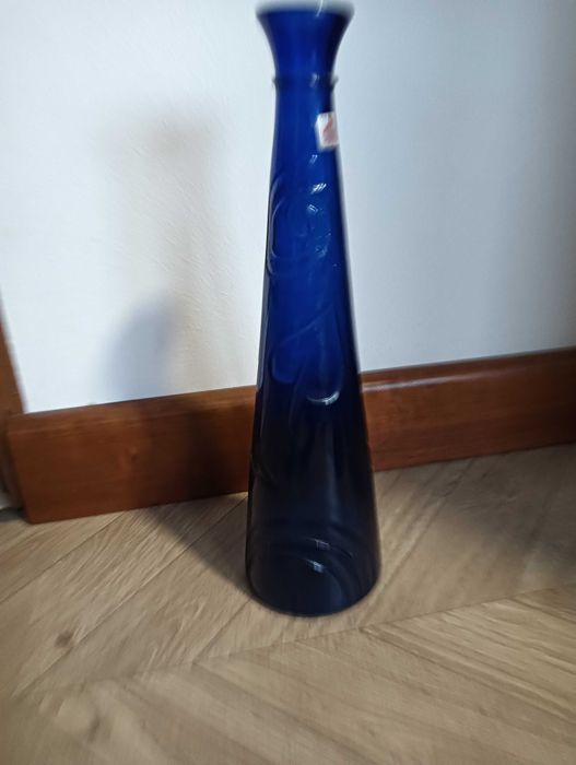 Szklana butelka wazon granatowy