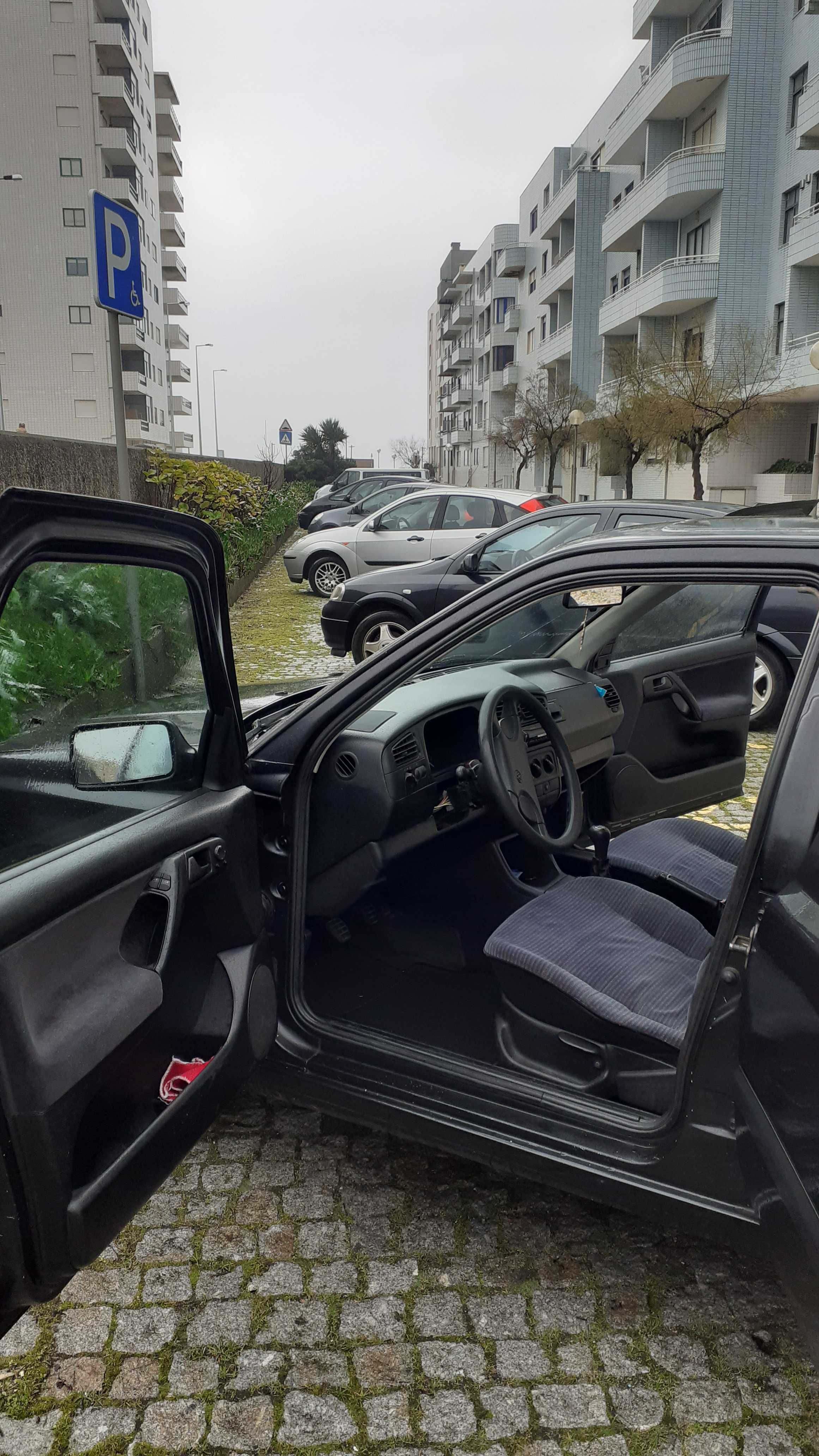 Carro ( 1993 Golf GL )
Gasolina - econômica.
Conservado.