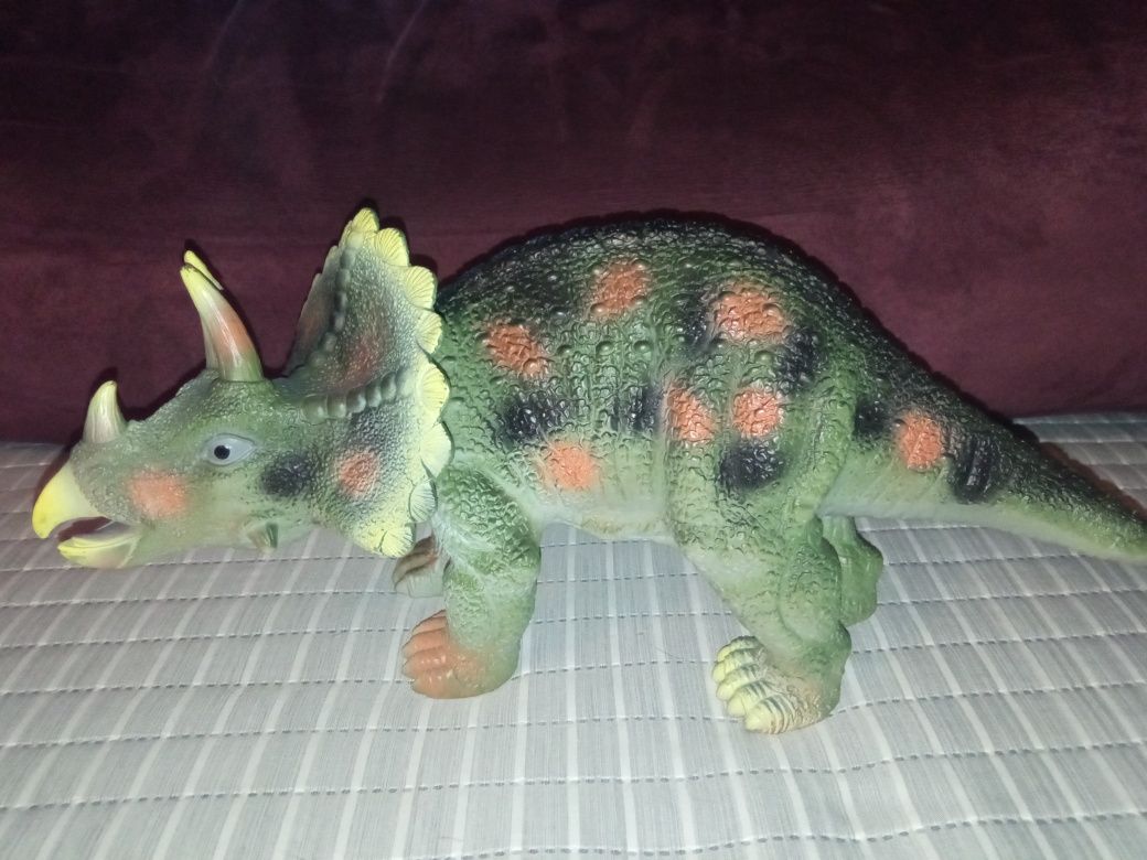 Dinozaur triceratops duża gumowa zabawka