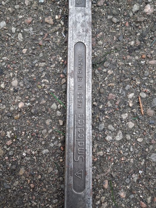 Klucz oczkowy z dwoma różnymi rozmiarami końcówek: 32 mm i 27 mm.,