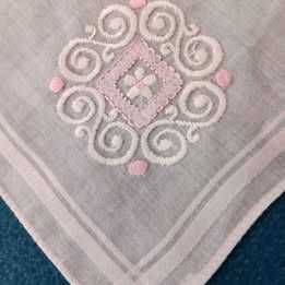 3 Lenços de mão  em cambraia rosa bordados à mão portes incluidos *