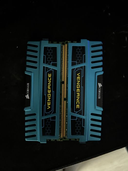 Corsair 2x4GB RAM DDR 3 1600MHZ