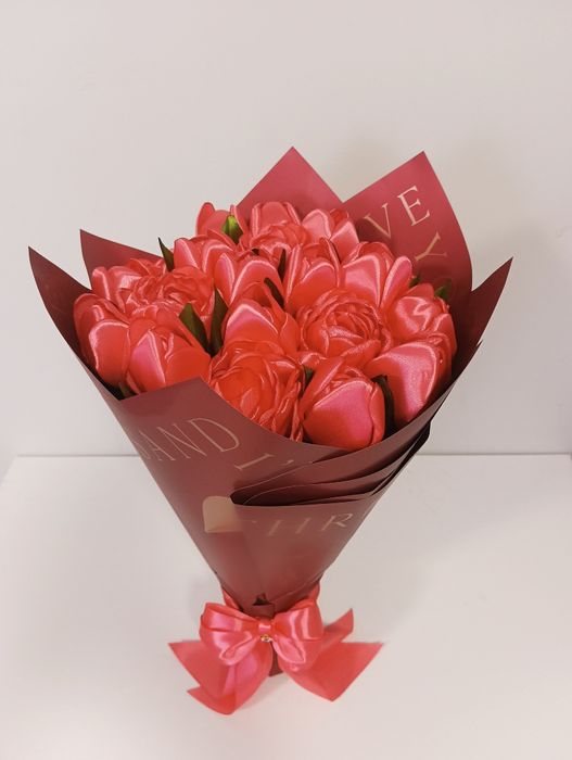 Wieczny bukiet koralowych tulipanów i piwonii