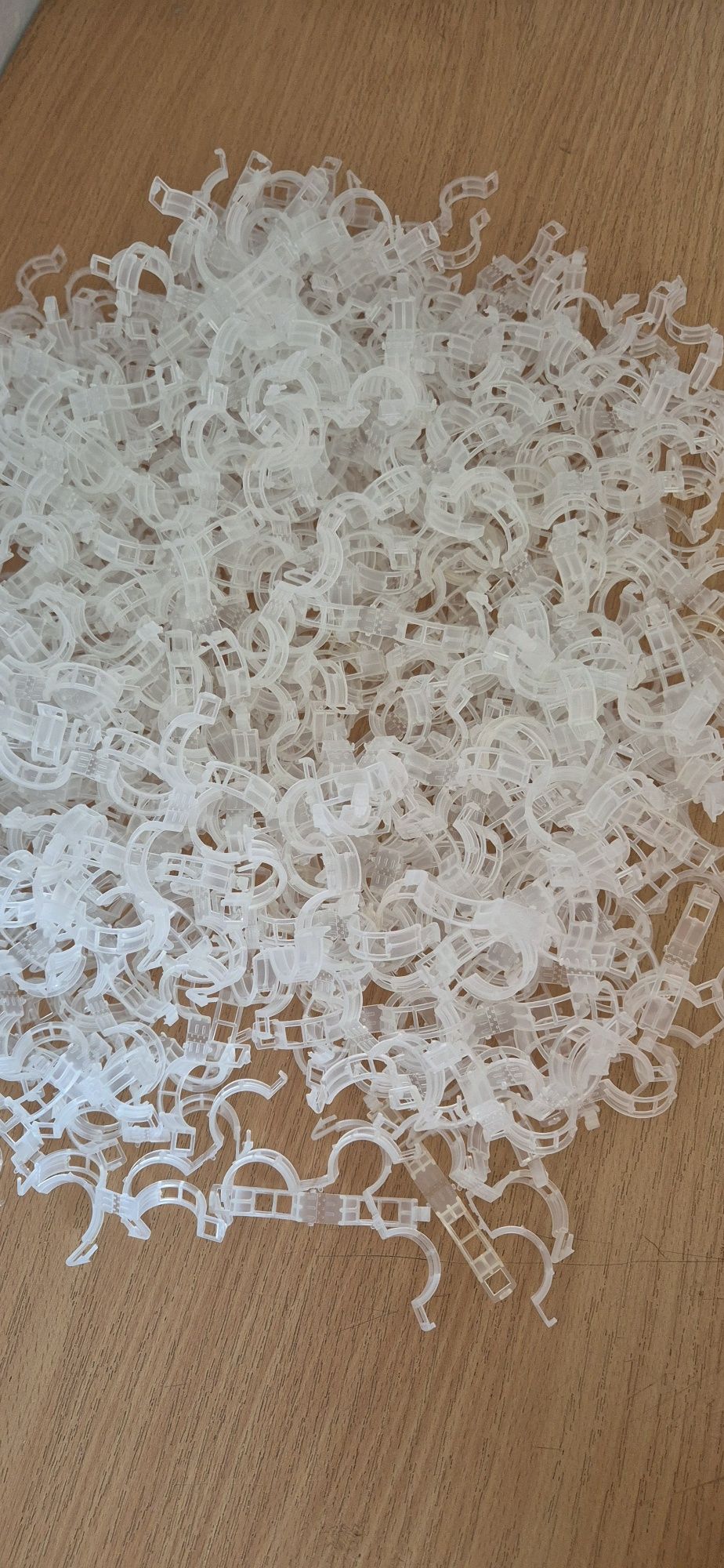 Plastikowe zapinki do roślin, idealne do podtrzymywania pędów pomidoró