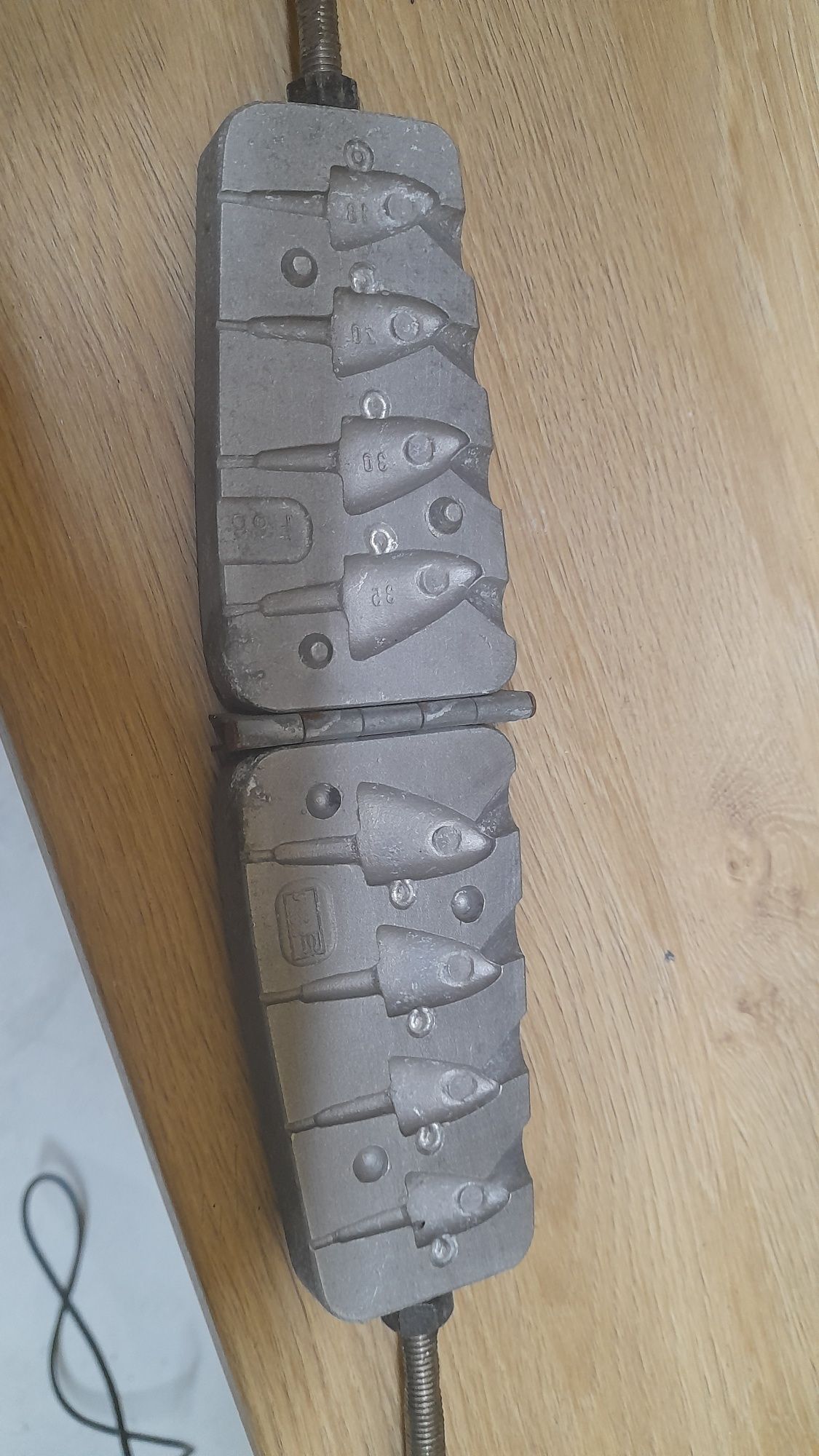 Moldes/formas para chumbadas e cabeçotes.