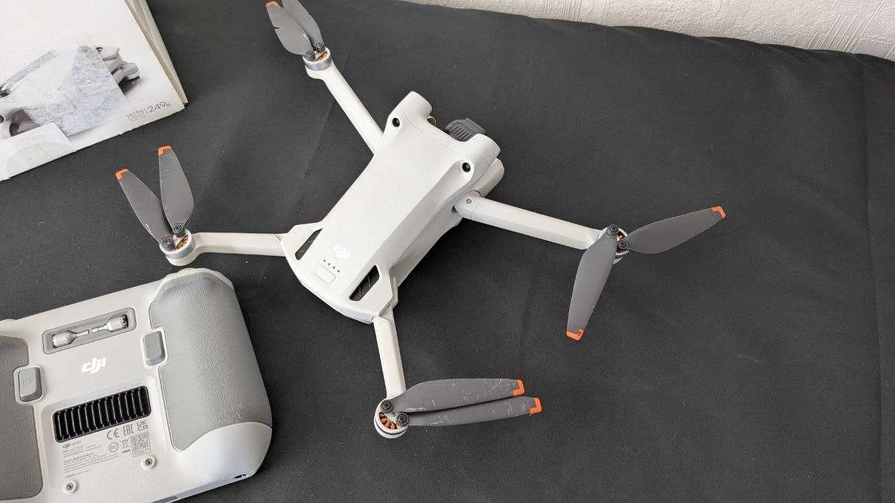 Квадрокоптер DJI Mini 3 Pro