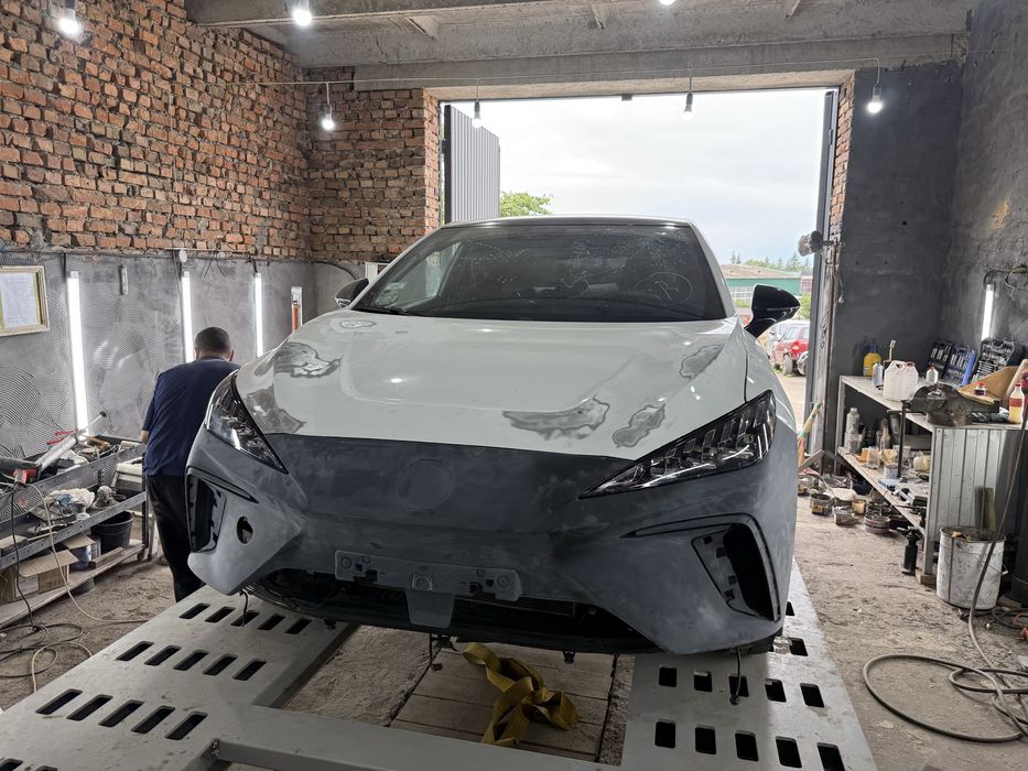 Рихтування авто на стапелі.