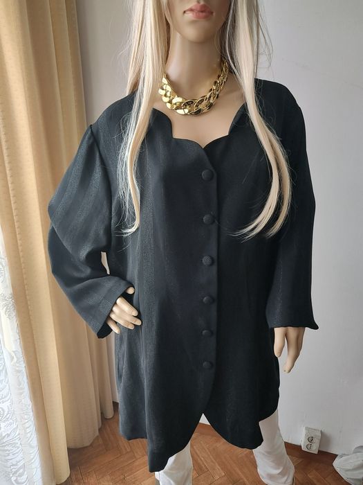 Czarna elegancka tunika oversize z ozdobnym dekoltem i guzikami