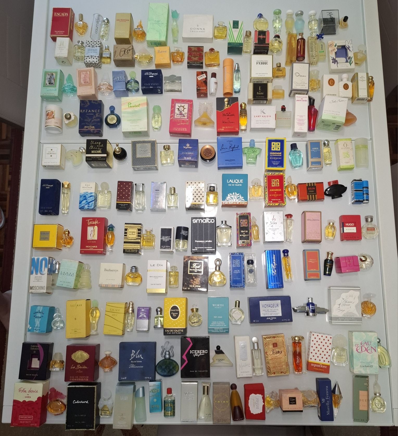 Colecção de perfumes miniatura