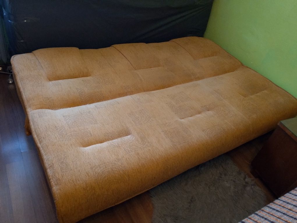 Tapczan z funkcją spania.