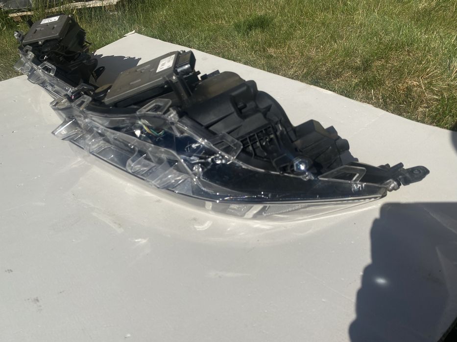 Lampa przednia Toyota Rav4 v 19 kompletna