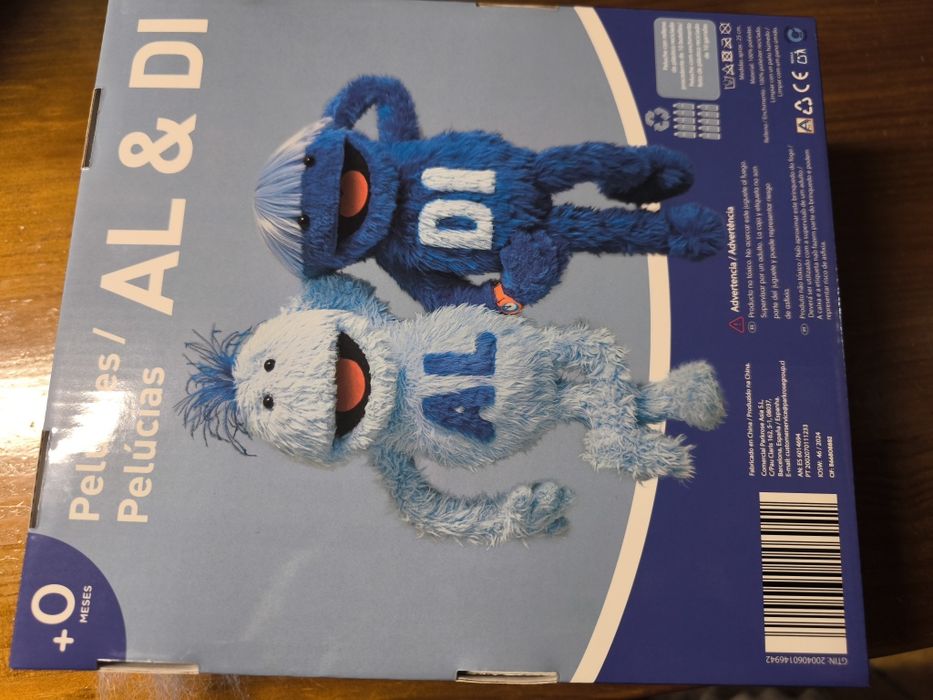 Peluche Al & Di em embalagem original.

- Peluche azul claro