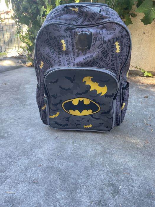 Mochila Batman com rodinhas com marcas de uso