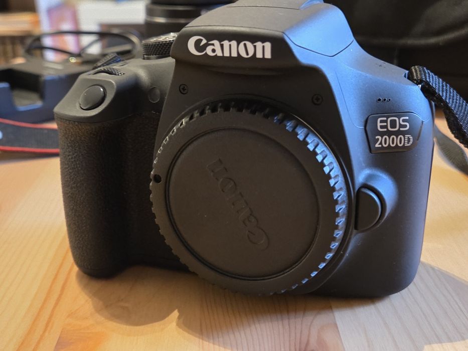 Canon EOS 2000D (przebieg 2811) + Statyw
