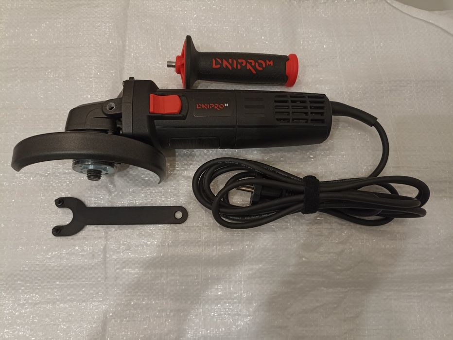 Dnipro-M GS-120S. 125. Мощная болгарка с регулятором скорости.