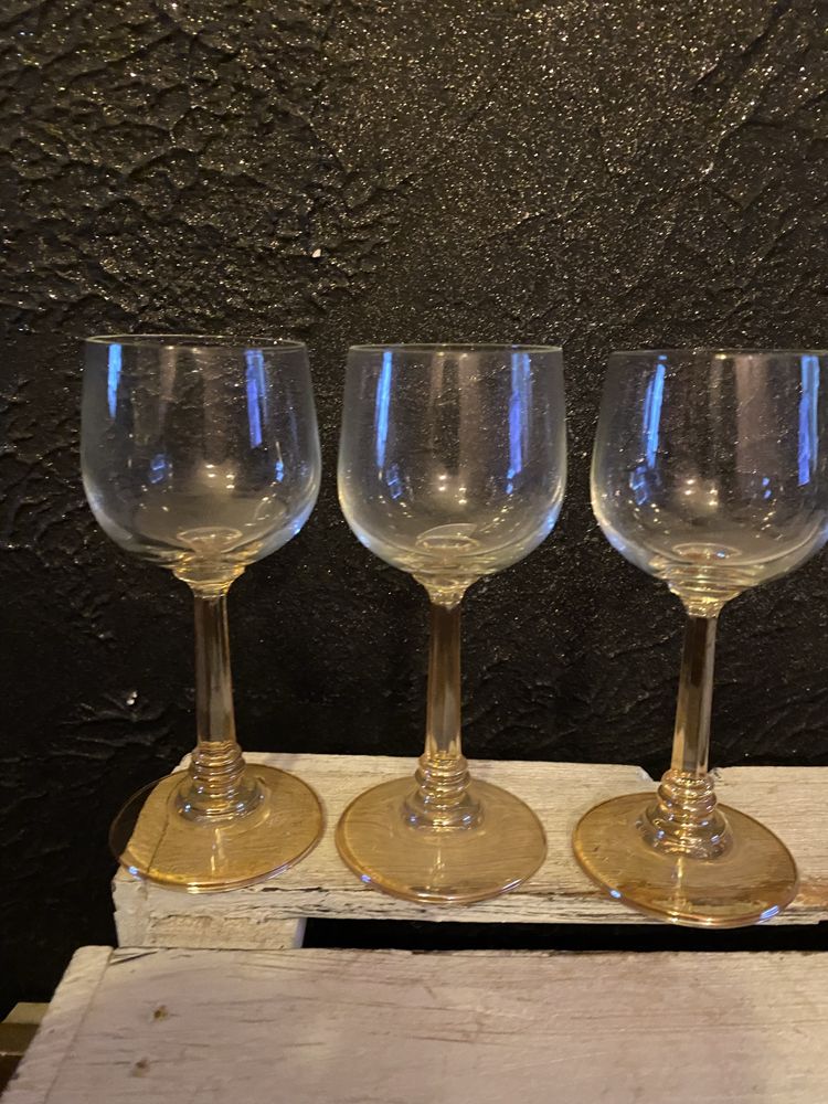 Trzy szklane kieliszki stare szklo