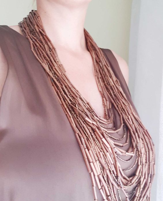 Colar castanho da marca Seanna