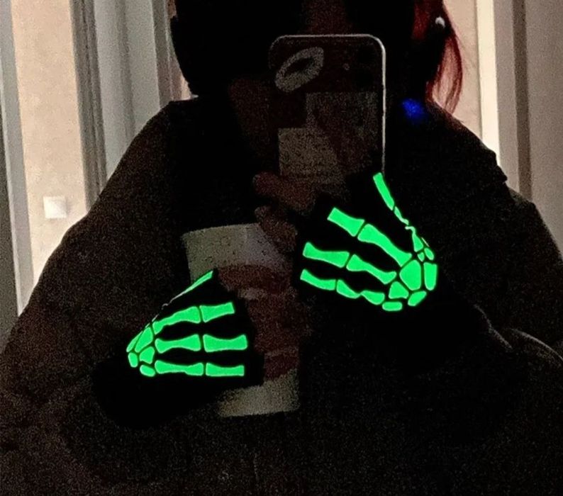 Перчатки без пальцев с принтом