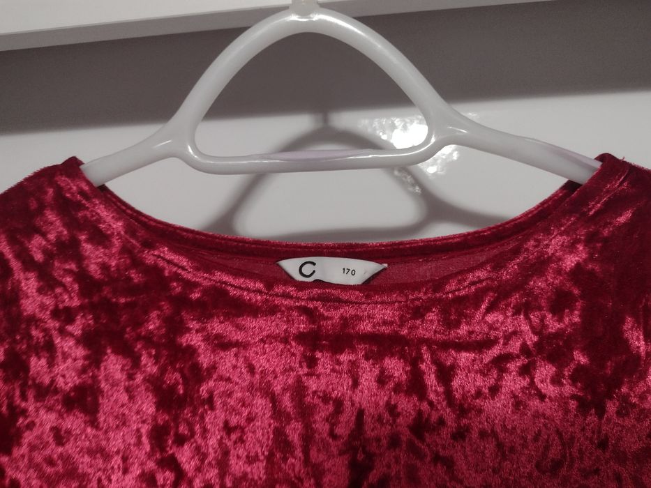 Czerwona welurowa sukienka z długim rękawem