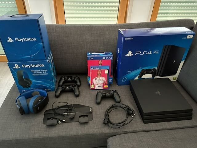 PS4 Pro 1T + Fifa 20 + 2 comandos + Headphones