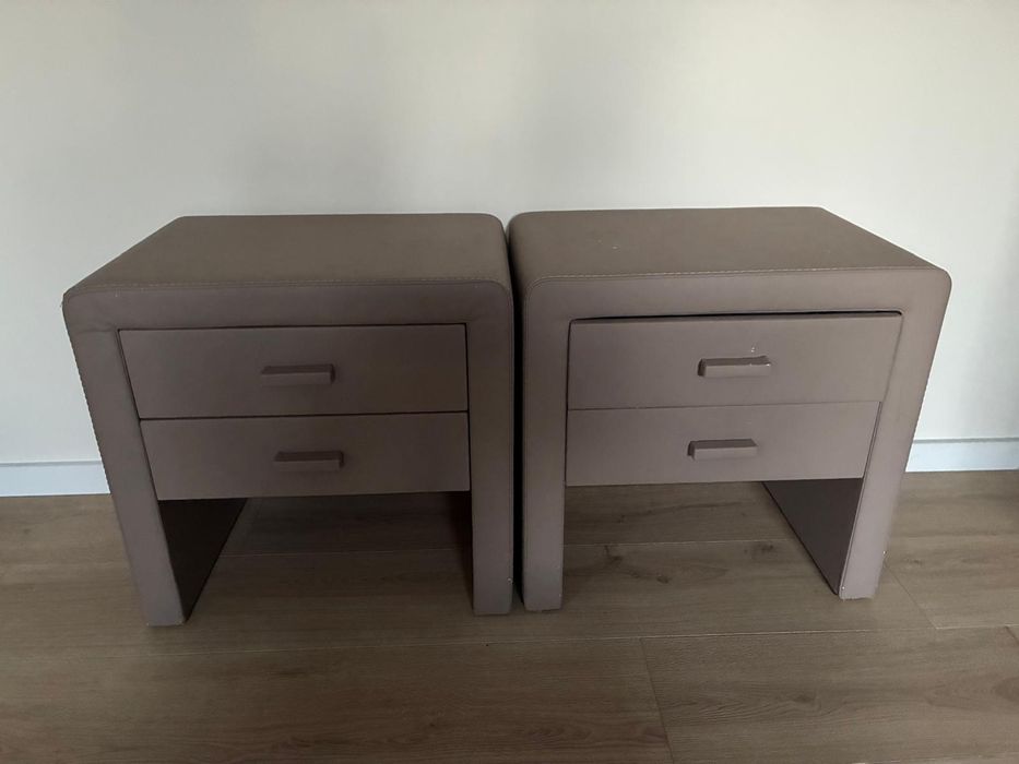 Dwie szafki nocne.