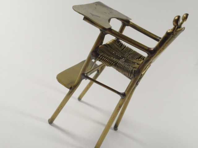 Dla lalek krzesełko.