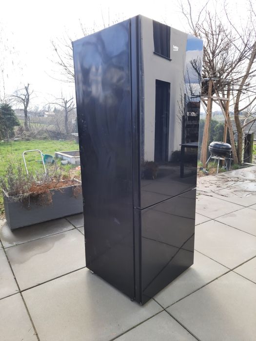 Czarna szklana lodowka Beko zamrazarka