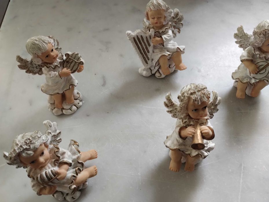 Anjinhos com diferentes instrumentos musicais