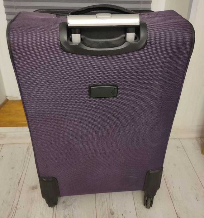 Чемодан средний на колесах
