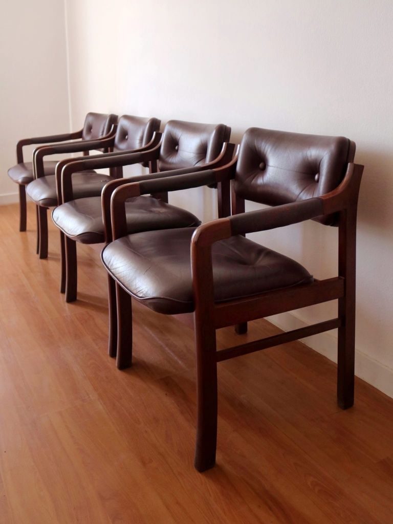 Mesa e cadeirões FOC /  FOC set of table and armchairs