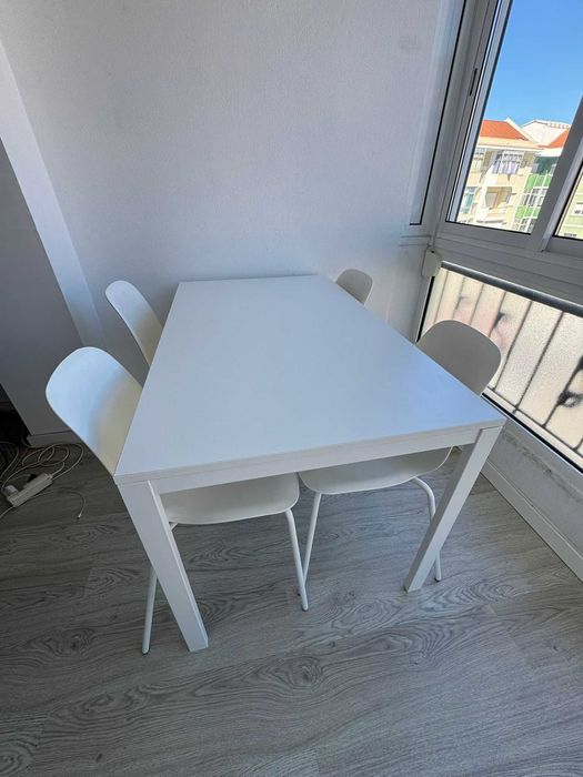 Mesa com cadeiras