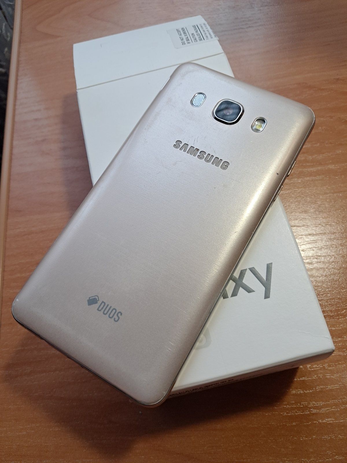 Мобильный телефон Samsung galaxy j 5.