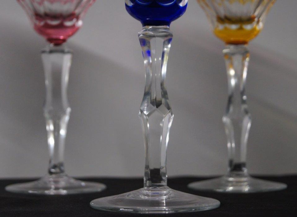 Zestaw sześciu kryształowych kieliszków do wina