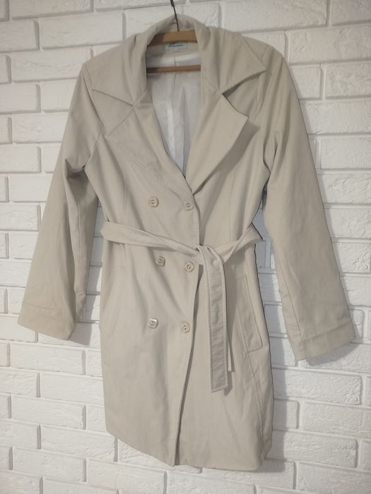 Płaszczyk damski trencz kolor śmietankowy