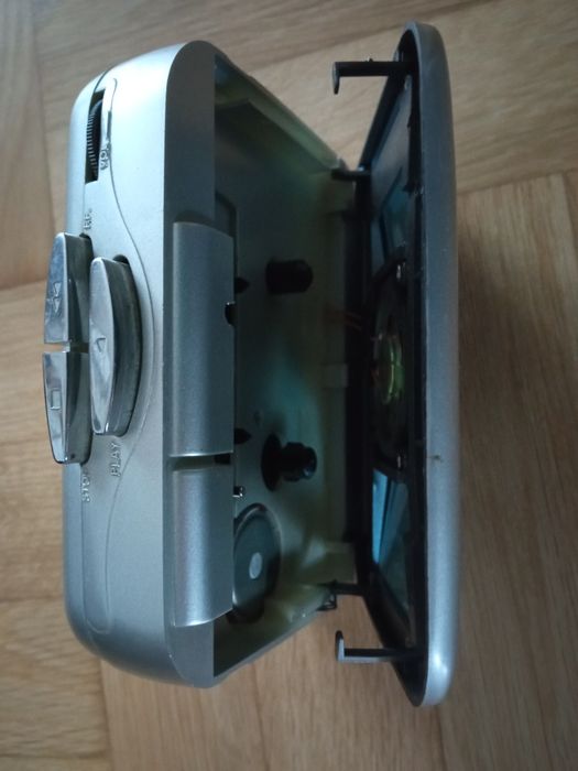 Walkman retro sprzęt do kaset z wbudowanym głośnikiem.