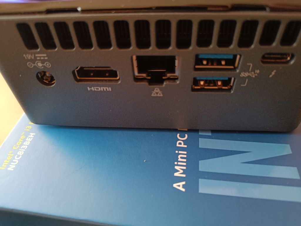 Intel NUC 8 core i3