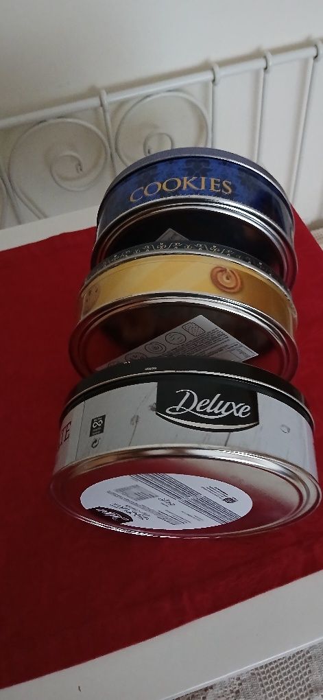 Latas de biscoitos, vazias