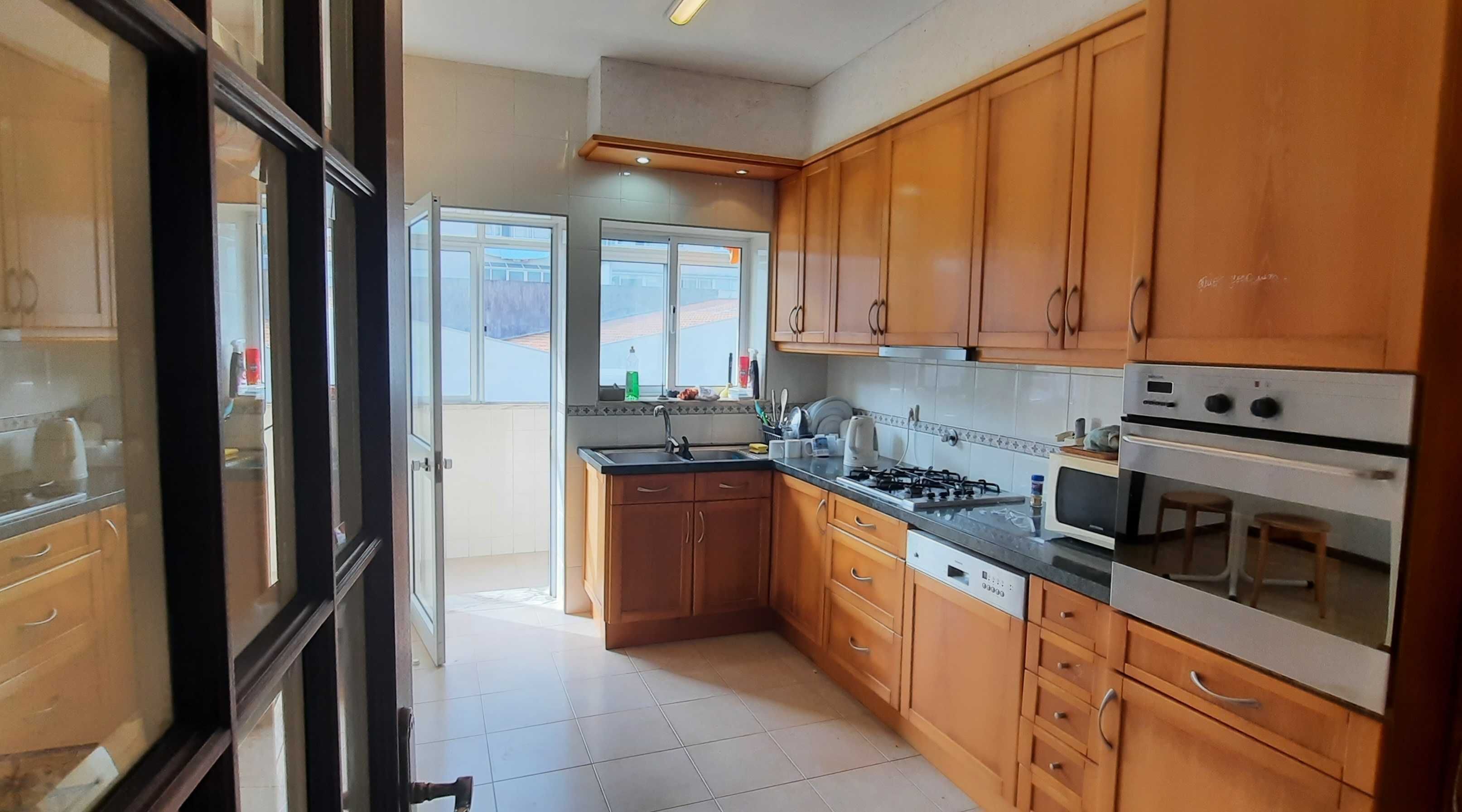 Quarto em apartamento equipado